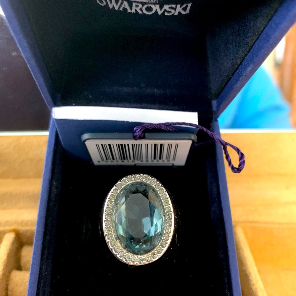 NWTSwarovski Blue stone ring, surrounded with crystals sz 7.5 in silver setting